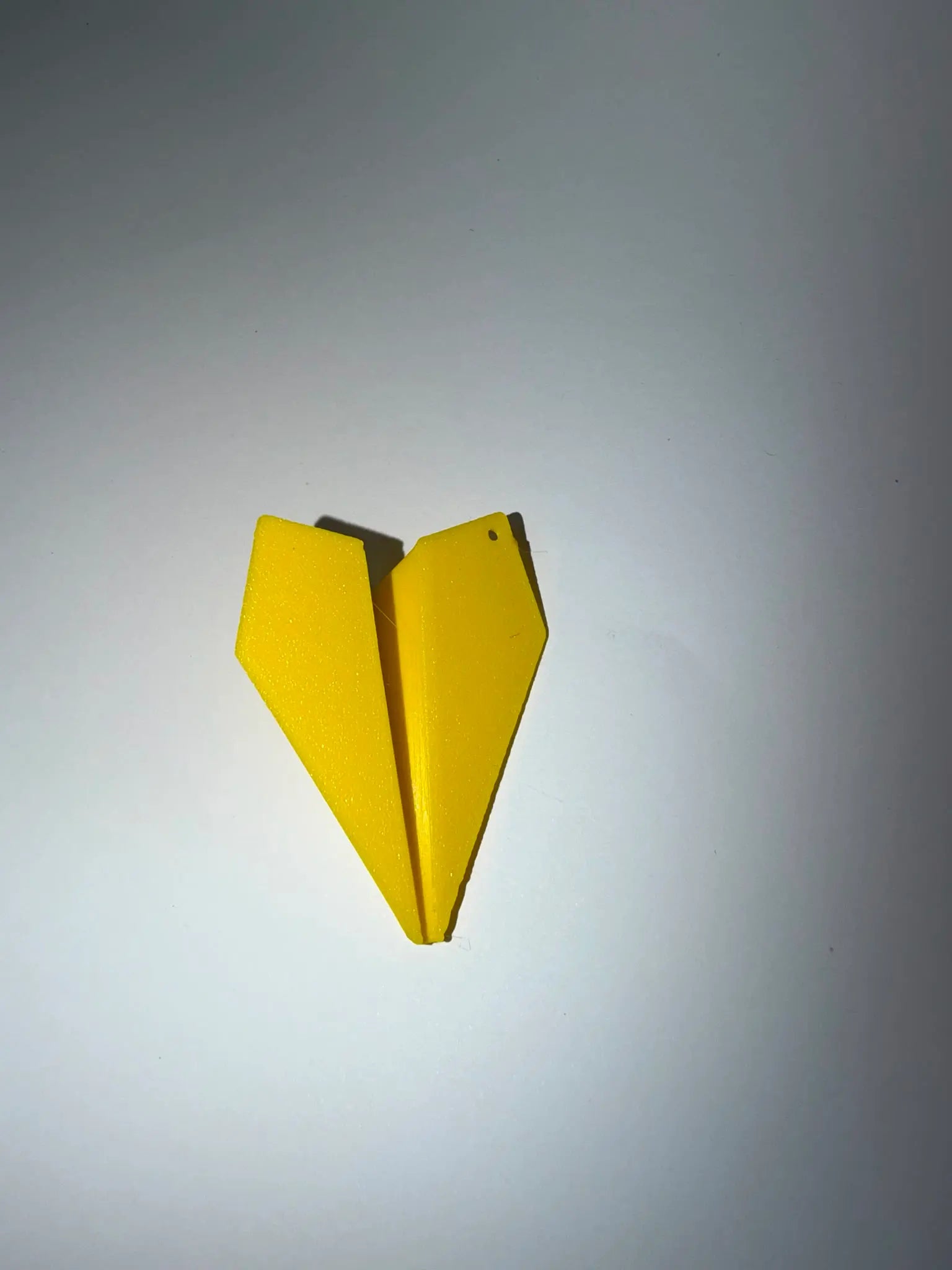 Llavero Avión de Papel - Diseño Minimalista con Acabado Texturizado