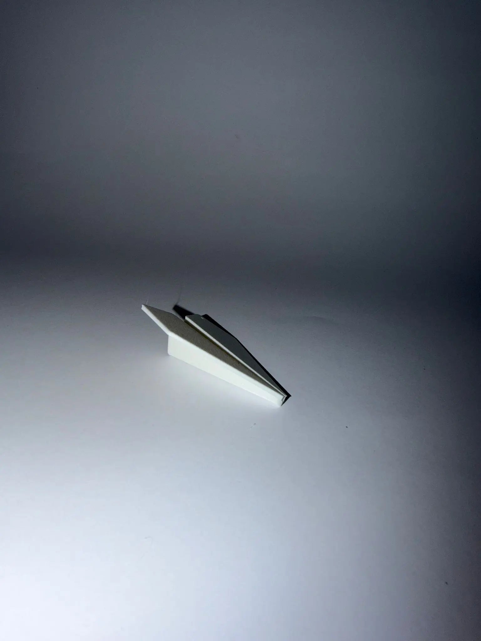 Llavero Avión de Papel - Diseño Minimalista con Acabado Texturizado
