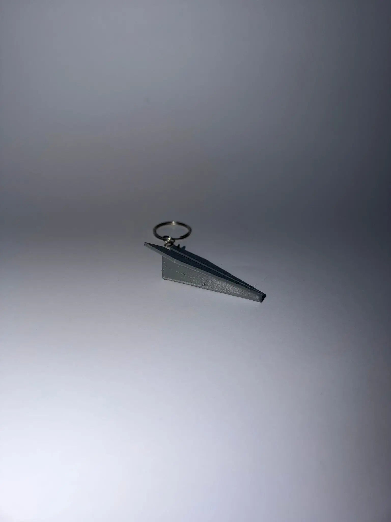 Llavero Avión de Papel - Diseño Minimalista con Acabado Texturizado