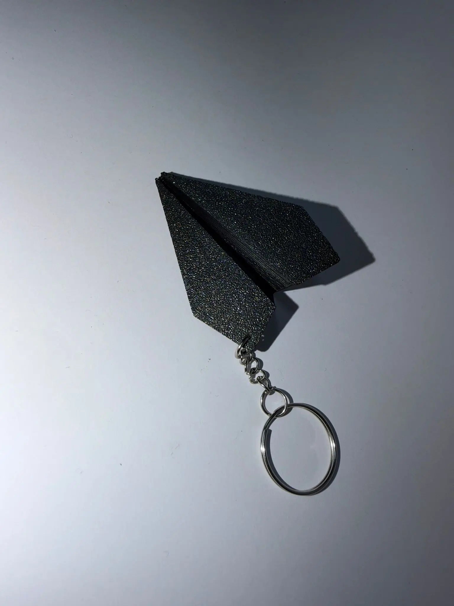 Llavero Avión de Papel - Diseño Minimalista con Acabado Texturizado