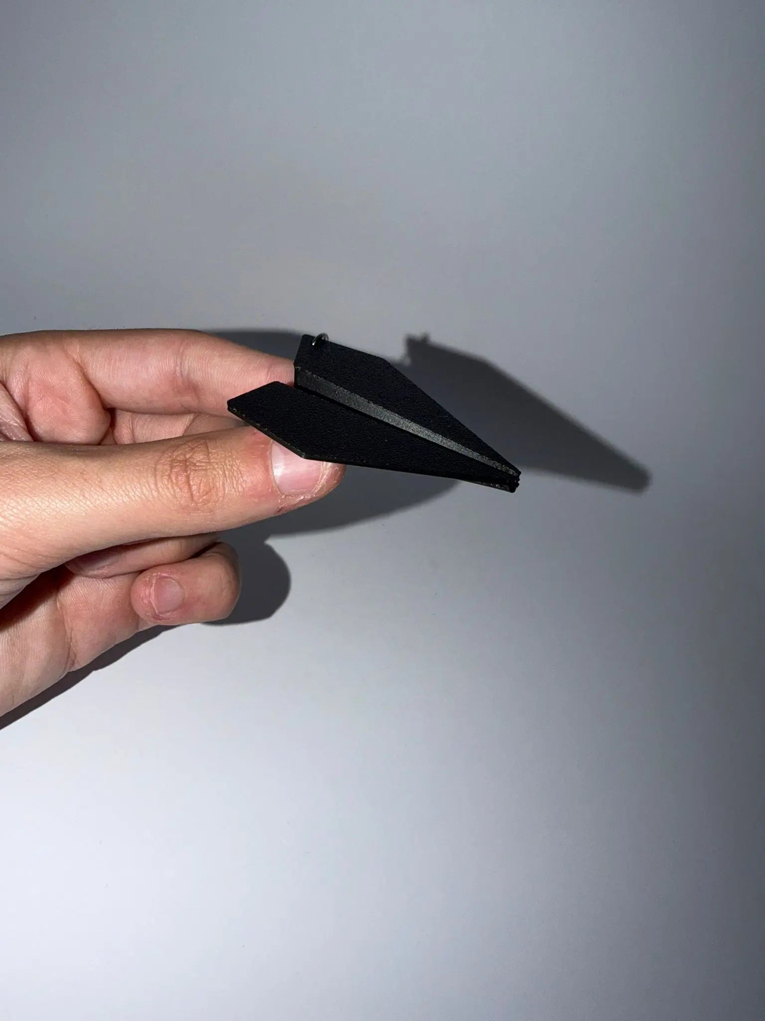 Llavero Avión de Papel - Diseño Minimalista con Acabado Texturizado