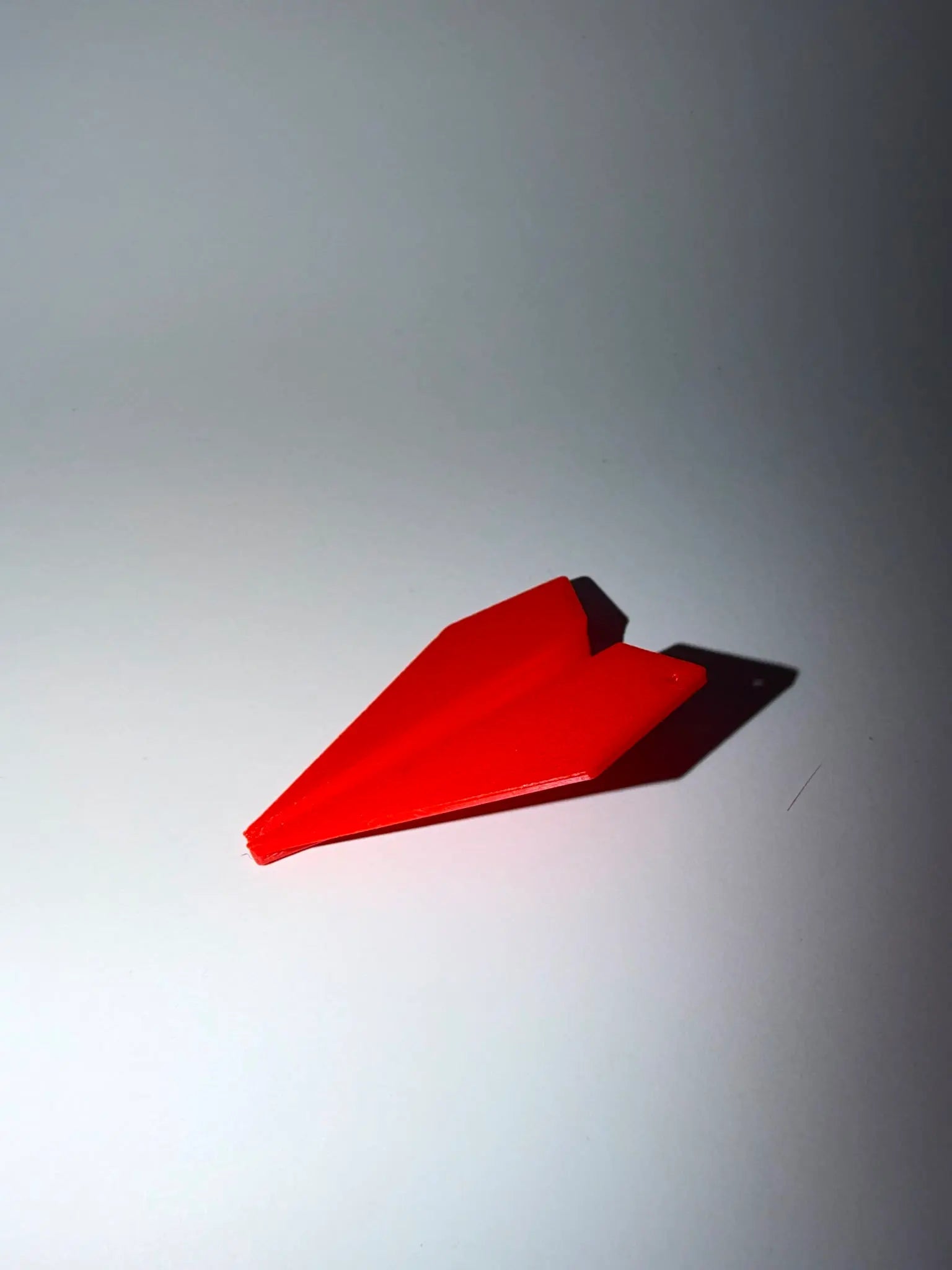 Llavero Avión de Papel - Diseño Minimalista con Acabado Texturizado