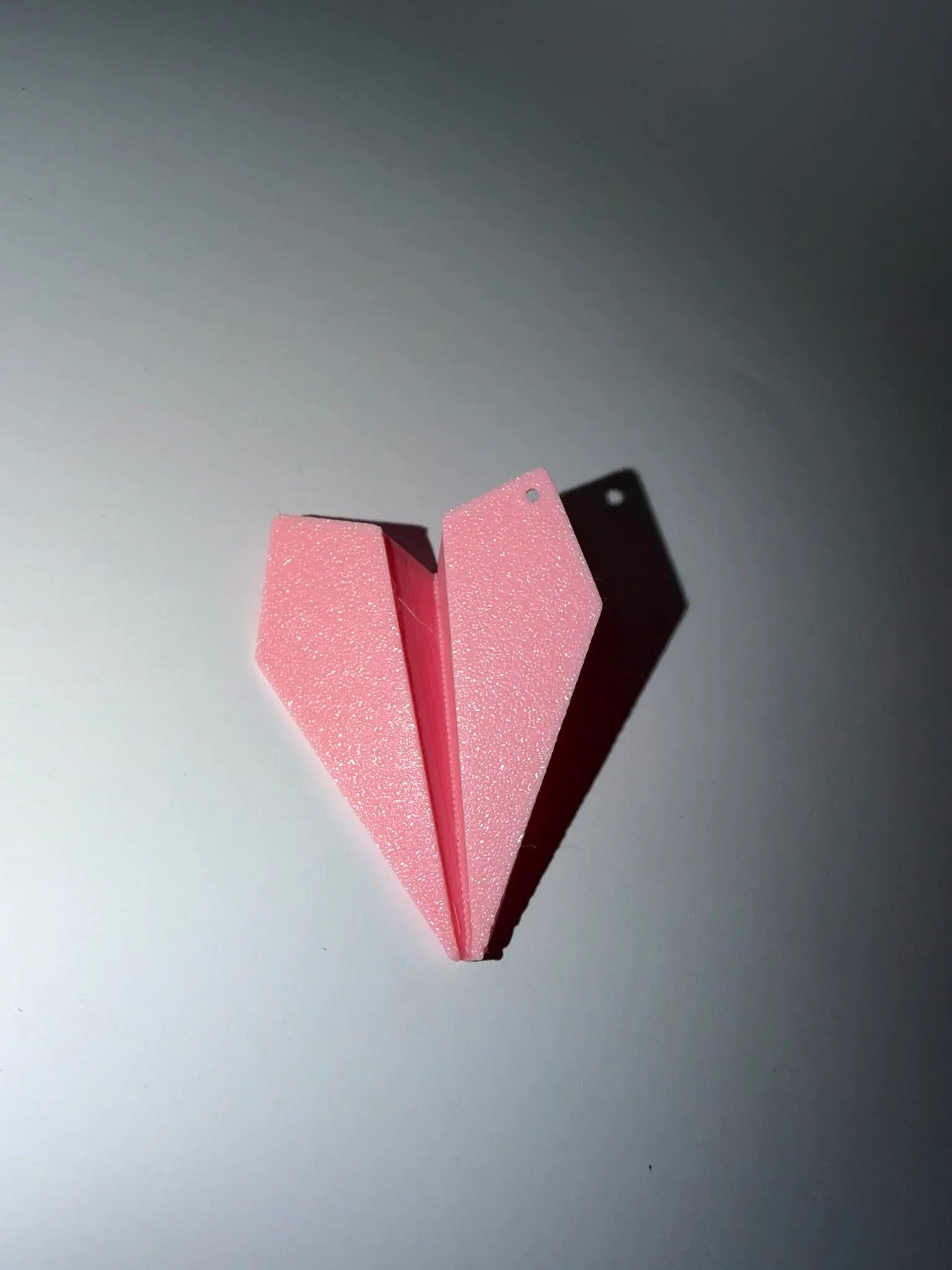 Llavero Avión de Papel - Diseño Minimalista con Acabado Texturizado