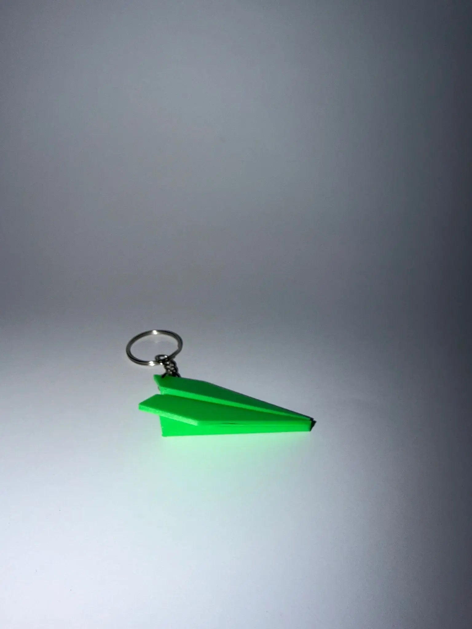 Llavero Avión de Papel - Diseño Minimalista con Acabado Texturizado