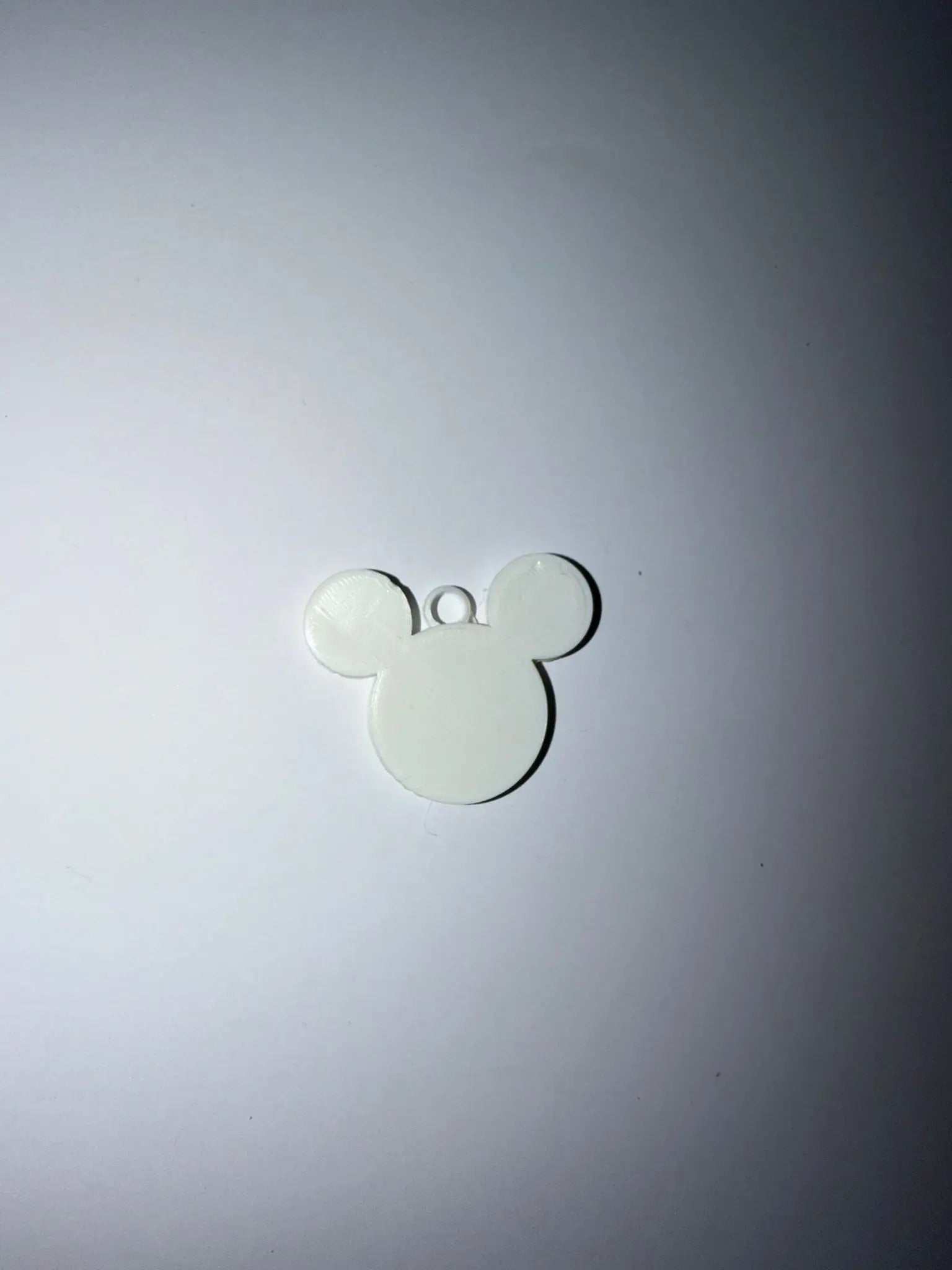 Llavero Silueta Mickey Mouse - Diseño Clásico con Acabado Texturizado