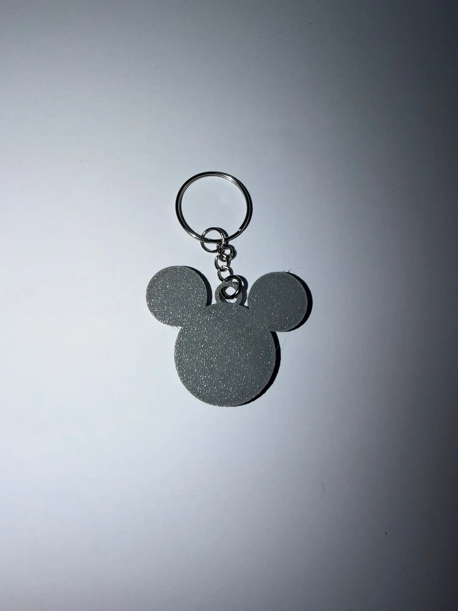 Llavero Silueta Mickey Mouse - Diseño Clásico con Acabado Texturizado