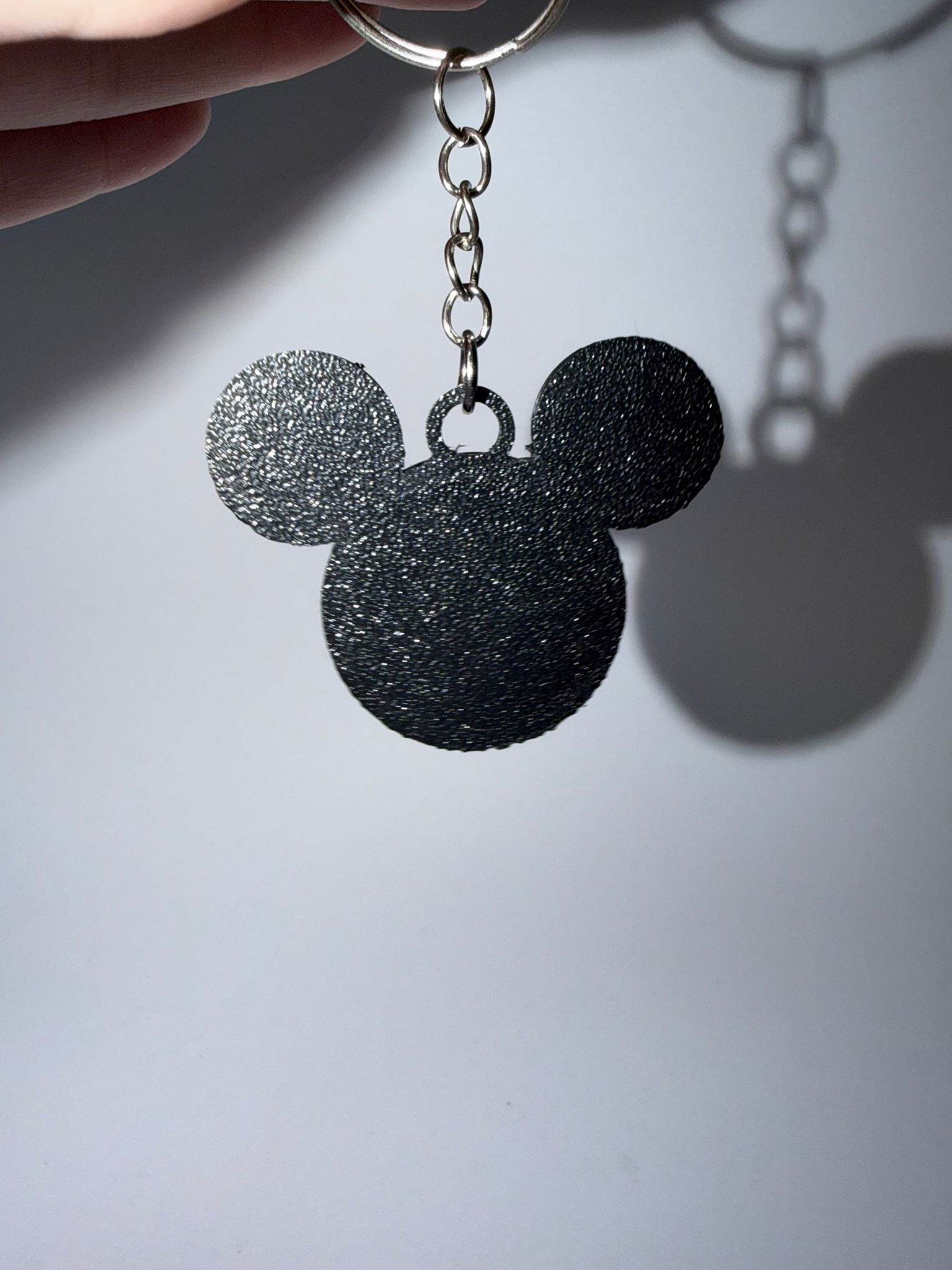 Llavero Silueta Mickey Mouse - Diseño Clásico con Acabado Texturizado