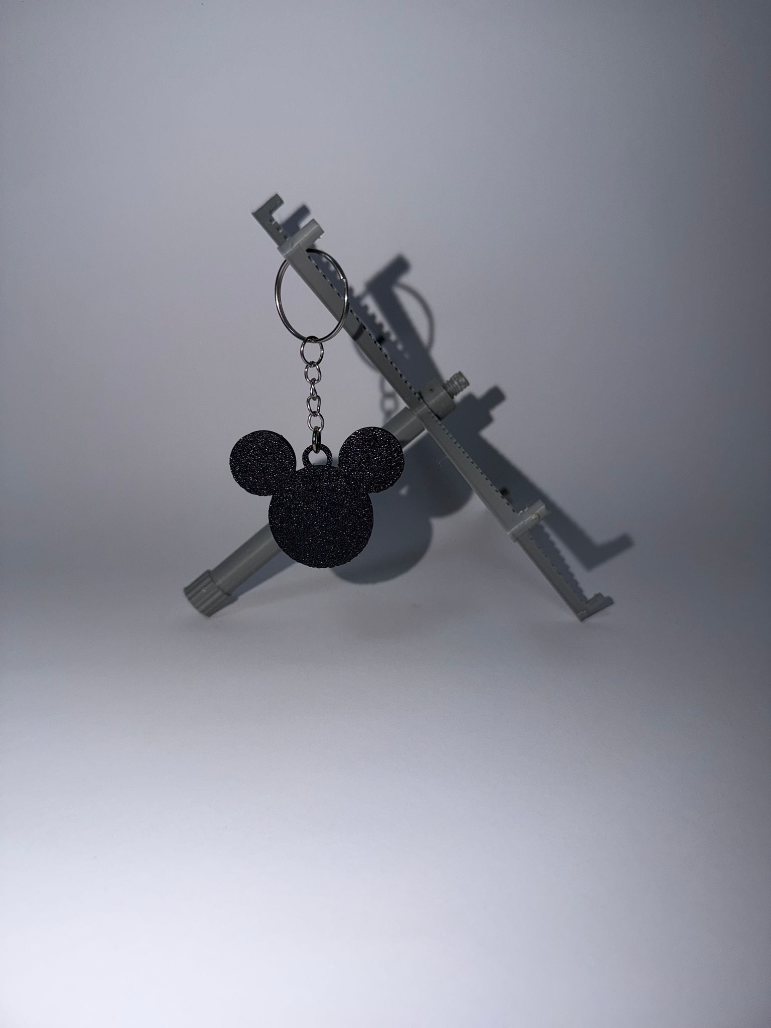 Llavero Silueta Mickey Mouse - Diseño Clásico con Acabado Texturizado