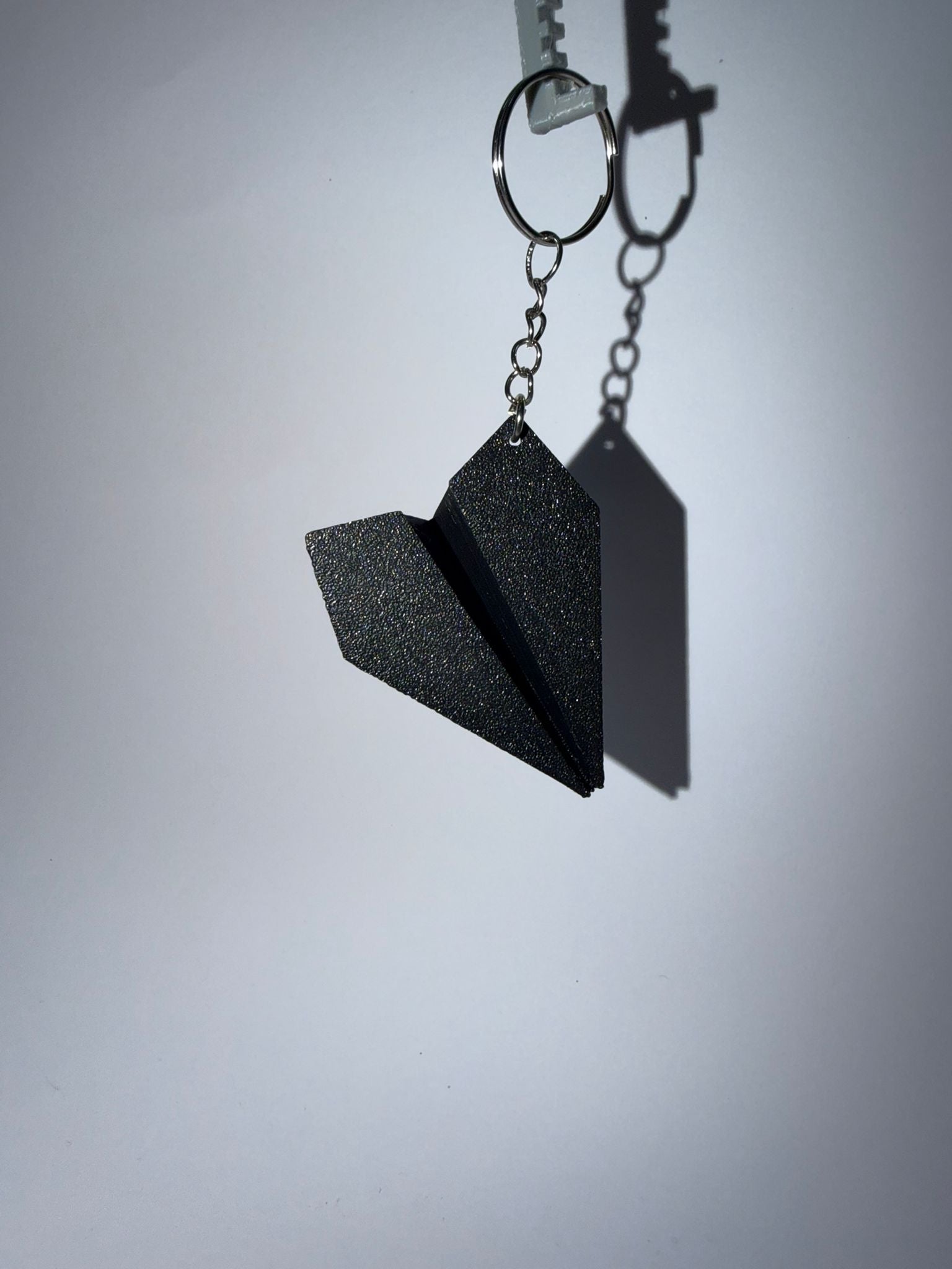 Llavero Avión de Papel - Diseño Minimalista con Acabado Texturizado