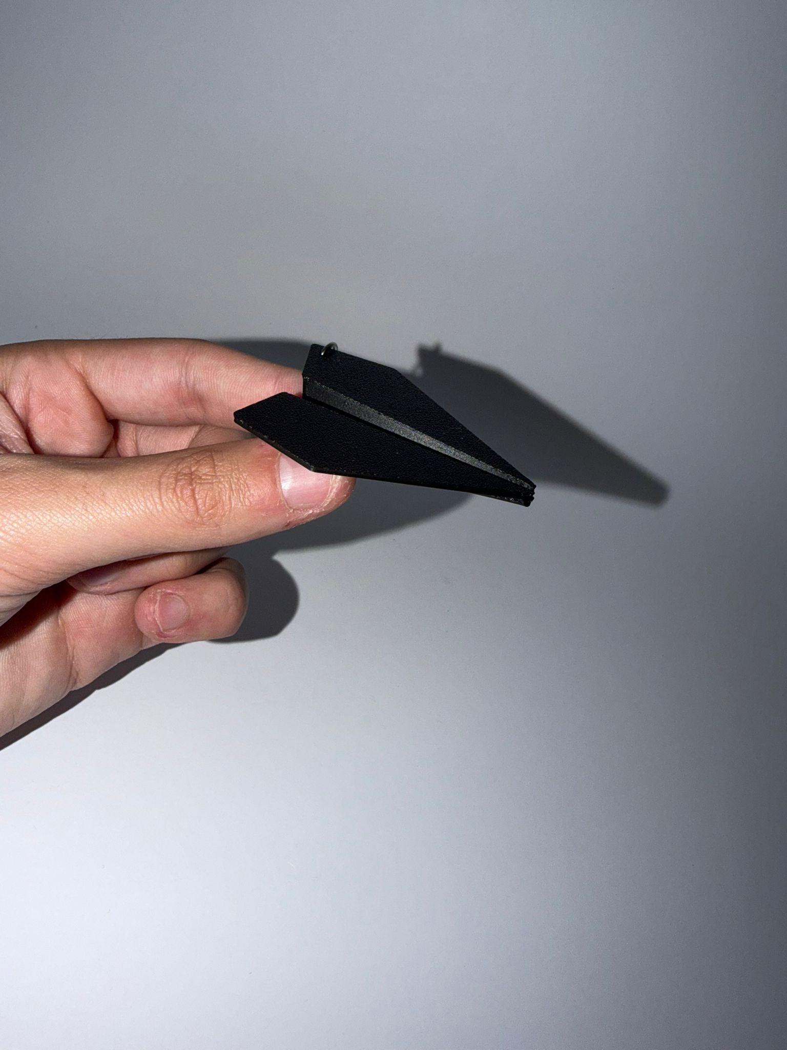 Llavero Avión de Papel - Diseño Minimalista con Acabado Texturizado