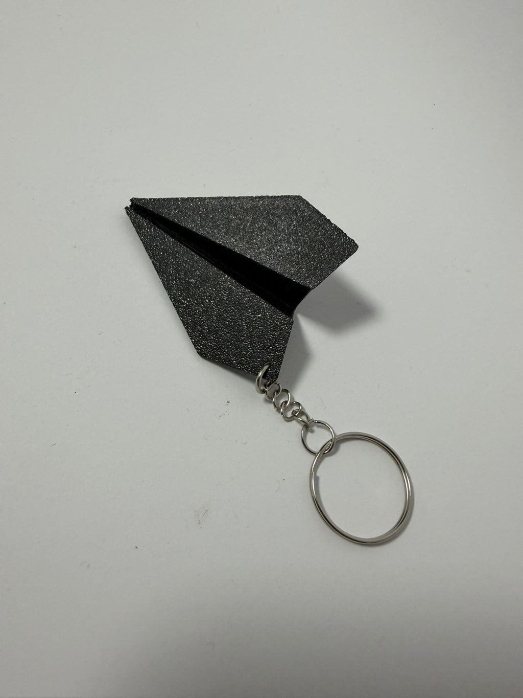 Llavero Avión de Papel - Diseño Minimalista con Acabado Texturizado
