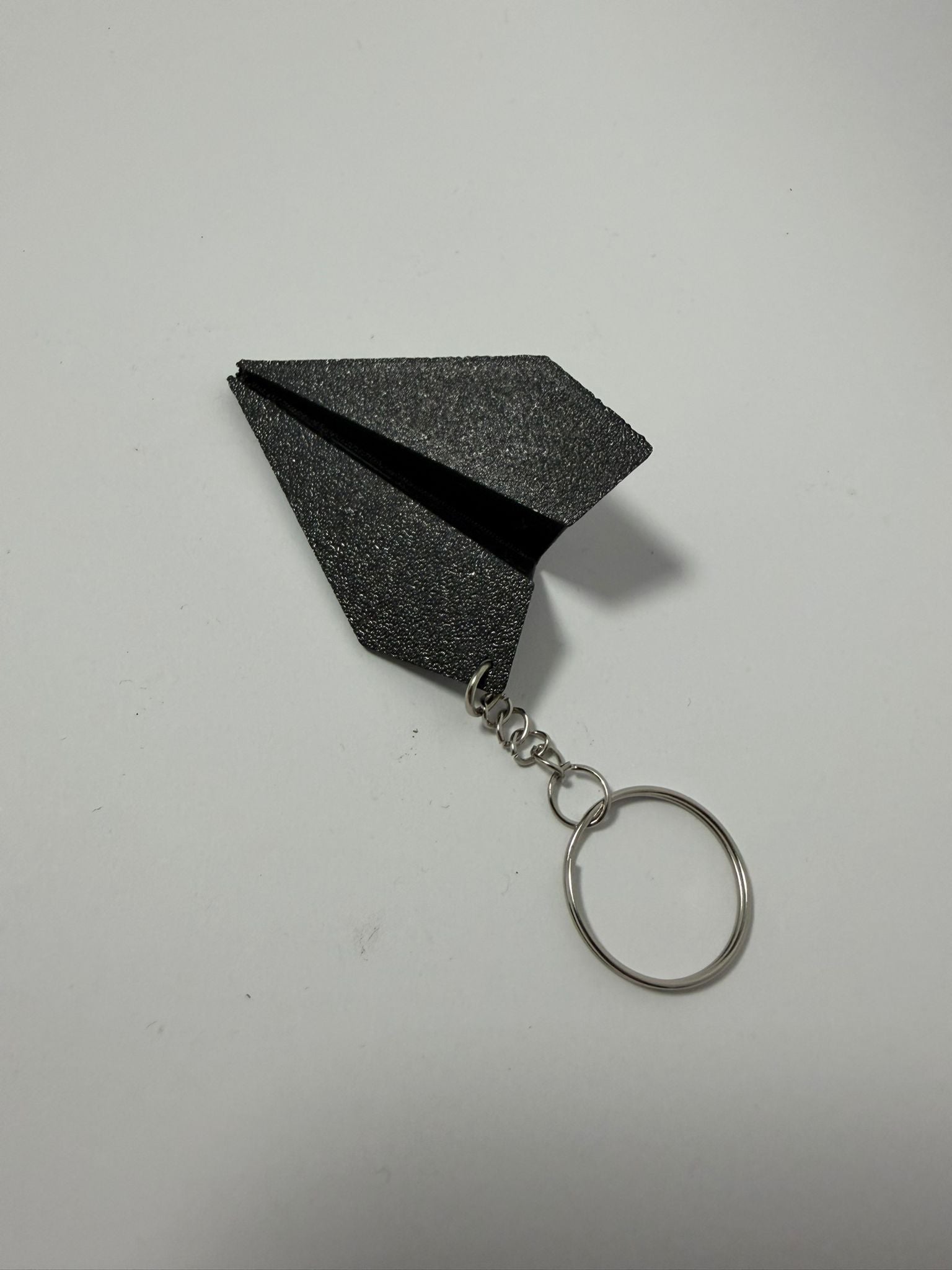 Llavero Avión de Papel - Diseño Minimalista con Acabado Texturizado