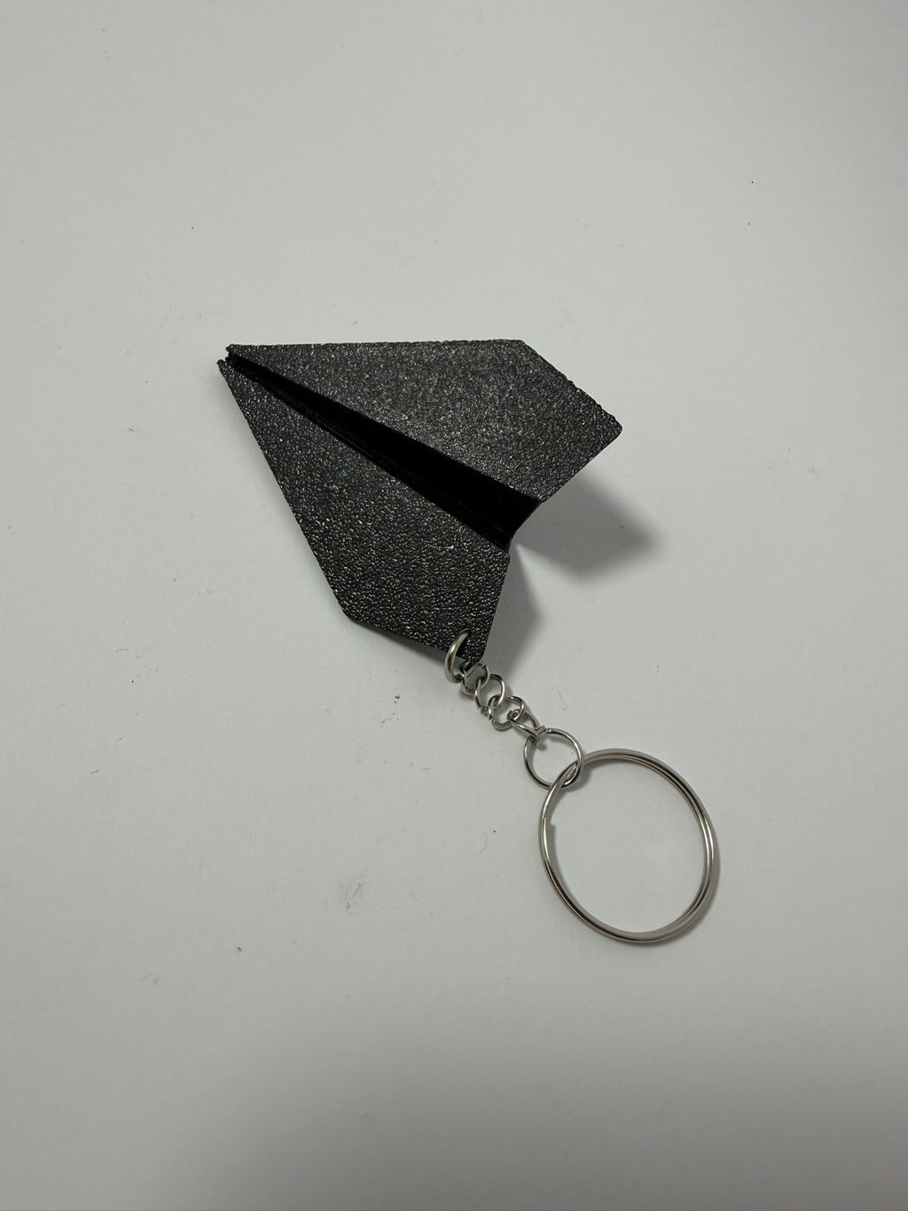 Llavero Avión de Papel - Diseño Minimalista con Acabado Texturizado