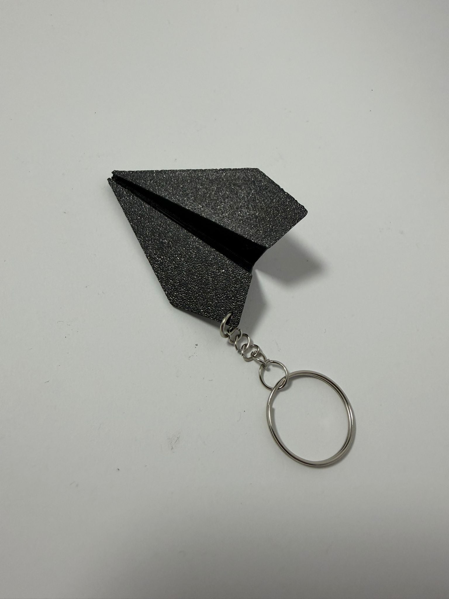 Llavero Avión de Papel - Diseño Minimalista con Acabado Texturizado
